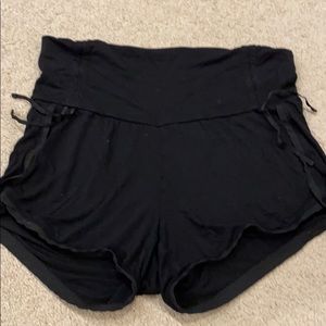 A pea in the pod black lounge shorts